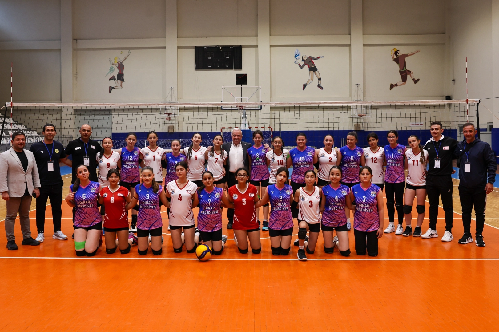 Bursa Nilüfer'deki Kardeş Kentler Voleybol Turnuvası'nın başlangıcını gösteren bir fotoğraf