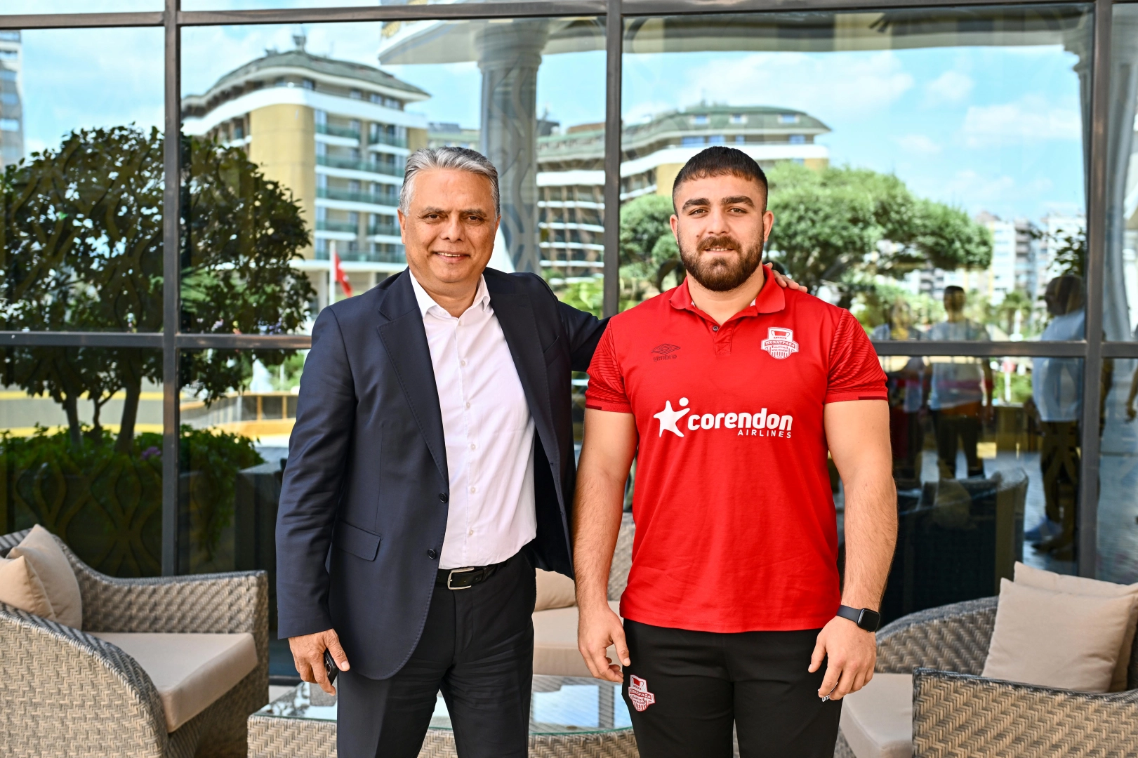 Muratpaşa Belediye Başkanı Ümit Uysal, güreş takımının kampını ziyaret ederek sporcularla bir araya geldi.