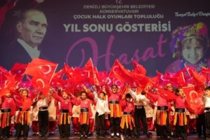 Denizli Büyükşehir Belediyesi Konservatuvarı Çocuk Halk Oyunları Topluluğu'nun 'Hasat' yılsonu gösterisi