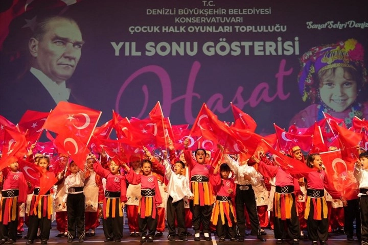 Denizli Büyükşehir Belediyesi Konservatuvarı Çocuk Halk Oyunları Topluluğu'nun 'Hasat' yılsonu gösterisi