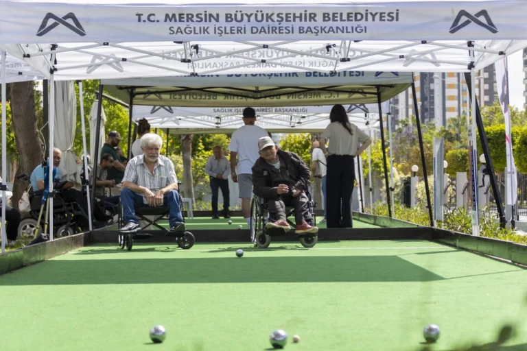 Mersin'de düzenlenen engelsiz bocce turnuvasında özel sporcular mücadele ediyor
