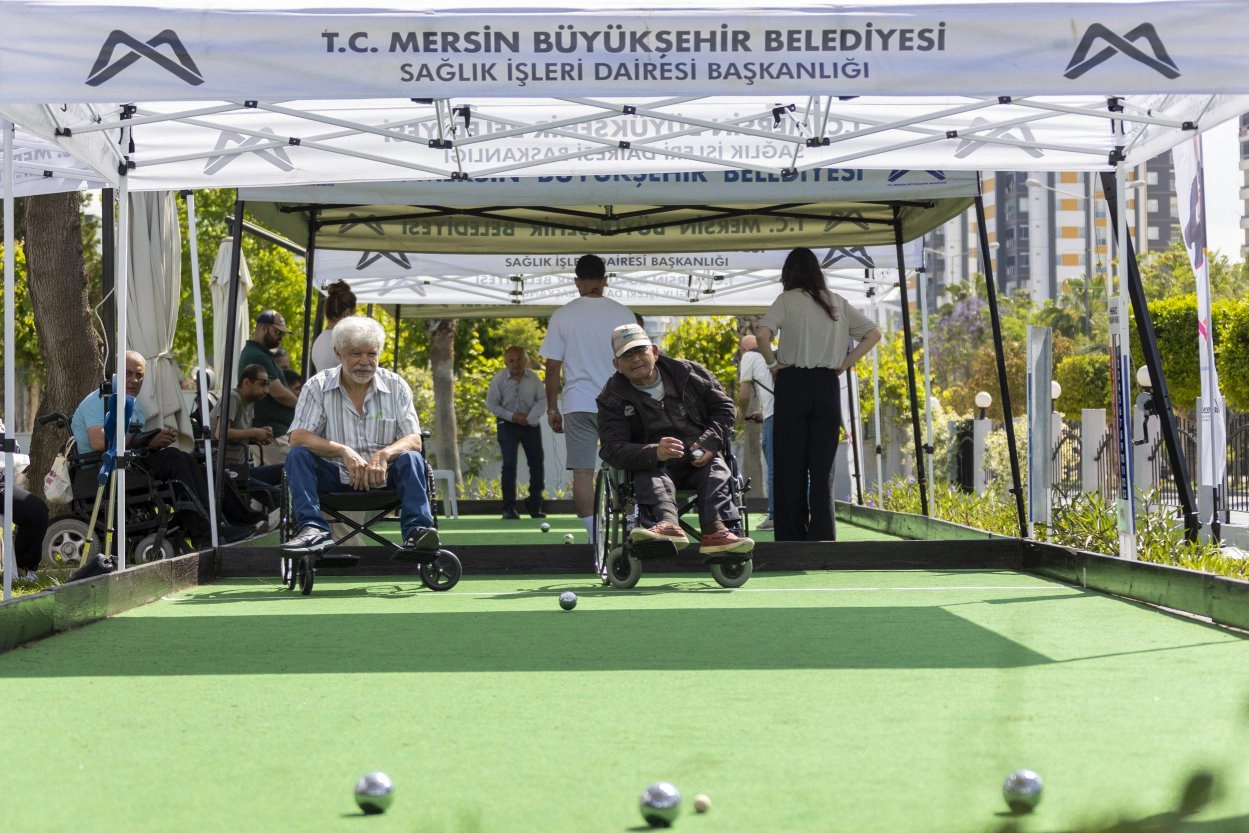 Mersin'de düzenlenen engelsiz bocce turnuvasında özel sporcular mücadele ediyor