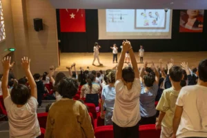 Bornova Belediyesi'nin ilkokul ve ortaokul öğrencilerine yönelik başlattığı sağlık eğitimleri.