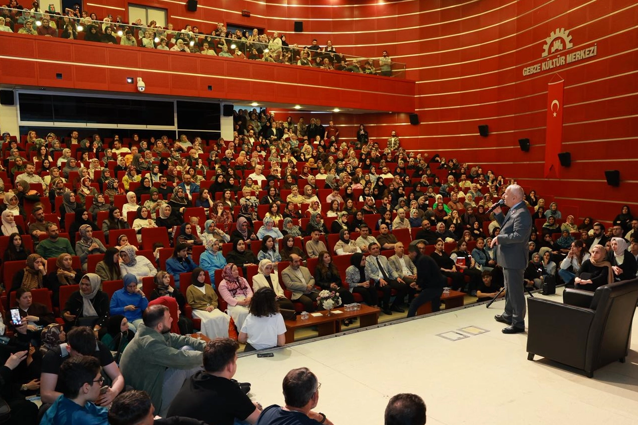 Gebze'de 'Ailenin İçinde Saklı Cennet' konulu söyleşi yoğun ilgi gördü.