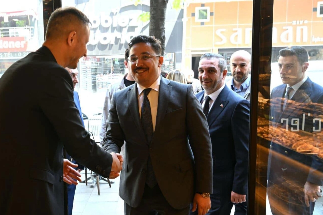 Şişli Belediye Başkan Vekili Ayhan Terzi ve Başkan Yardımcısı Şaban Demirel esnaf ziyareti sırasında