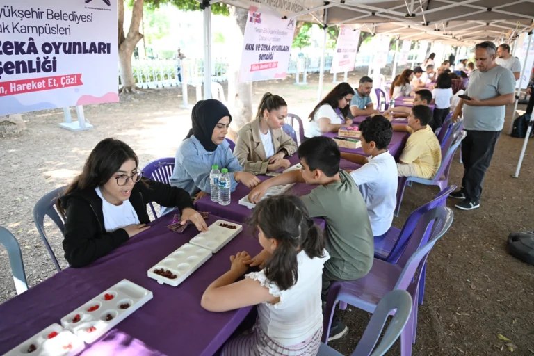 Mersin'de düzenlenen Akıl ve Zekâ Oyunları Şenliği'nde çocukların tasarladığı oyunlar sergileniyor.