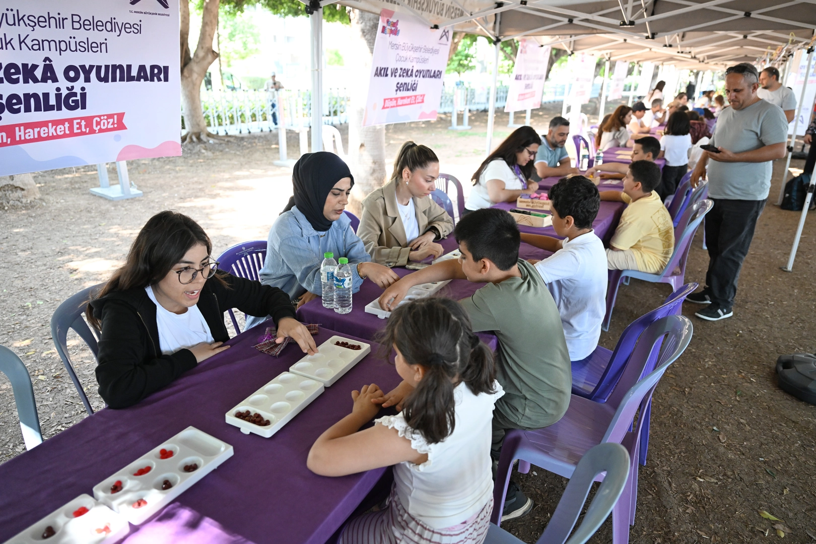 Mersin'de düzenlenen Akıl ve Zekâ Oyunları Şenliği'nde çocukların tasarladığı oyunlar sergileniyor.