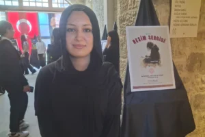 Suriyeli öğrenci Zeynep El Abuş'un Keşan'daki ilk resim sergisi açılışından bir kare.
