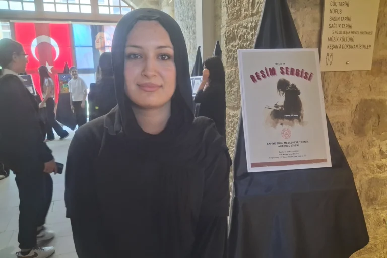 Suriyeli öğrenci Zeynep El Abuş'un Keşan'daki ilk resim sergisi açılışından bir kare.
