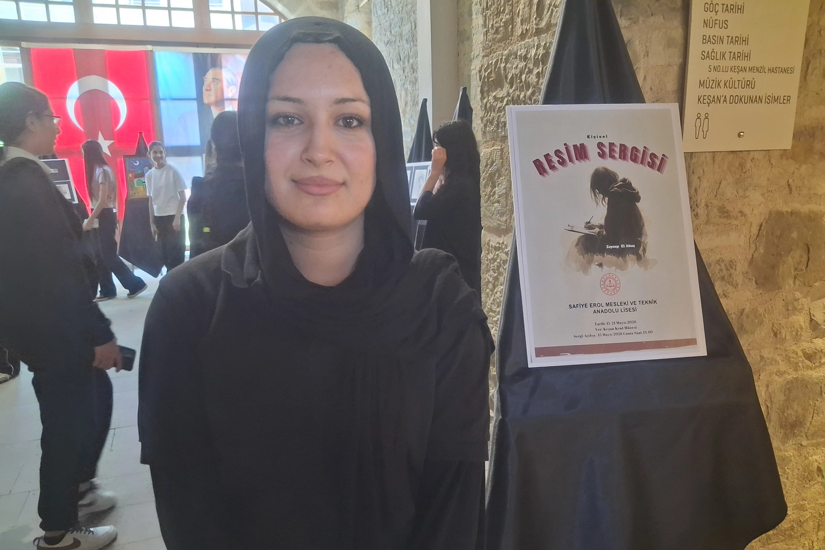 Suriyeli öğrenci Zeynep El Abuş'un Keşan'daki ilk resim sergisi açılışından bir kare.