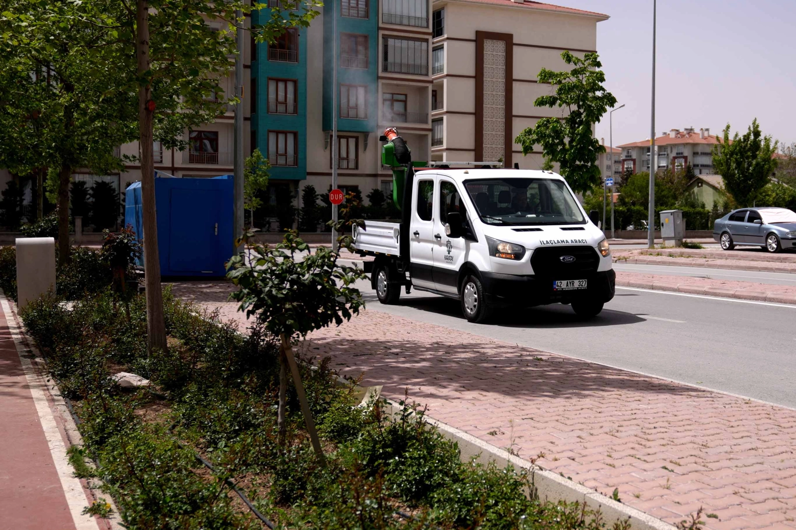 Karatay Belediyesi ekipleri Kurban Bayramı öncesinde sivrisinek ve haşerelere karşı ilaçlama yapıyor.