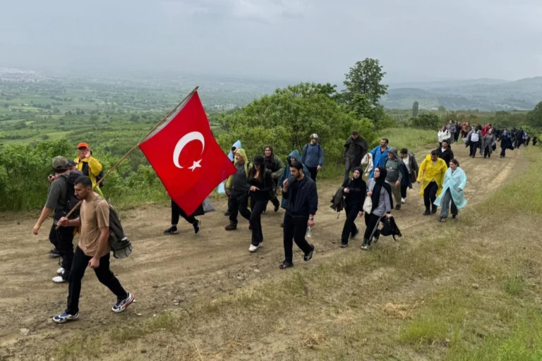 Bursa İnegöl'de 19 Mayıs Gençlik Haftası kapsamında düzenlenen doğa yürüyüşü