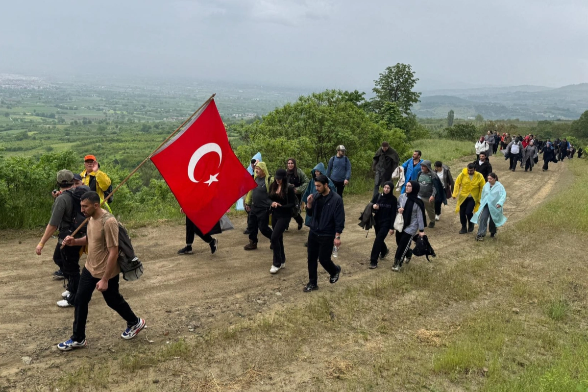 Bursa İnegöl'de 19 Mayıs Gençlik Haftası kapsamında düzenlenen doğa yürüyüşü
