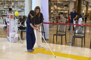 Mersin'de Empati Parkuru etkinliğinde engelli bireylerin yaşadığı zorluklara dikkat çekiliyor.