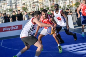 İzmir Gündoğdu Meydanı'nda düzenlenen 3x3 Basketbol Gençlik Kupası'nda gençler mücadele ediyor.