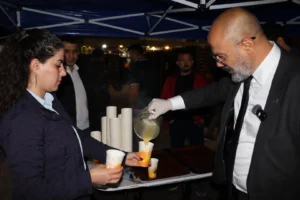 Anahtar Parti Bursa teşkilatı, hal esnafına çorba ikram ederek ekonomik sorunlara dikkat çekti.