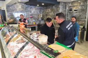 Kayseri Kocasinan'da Kurban Bayramı öncesi kasaplara yönelik hijyen ve güvenlik denetimi yapılıyor.
