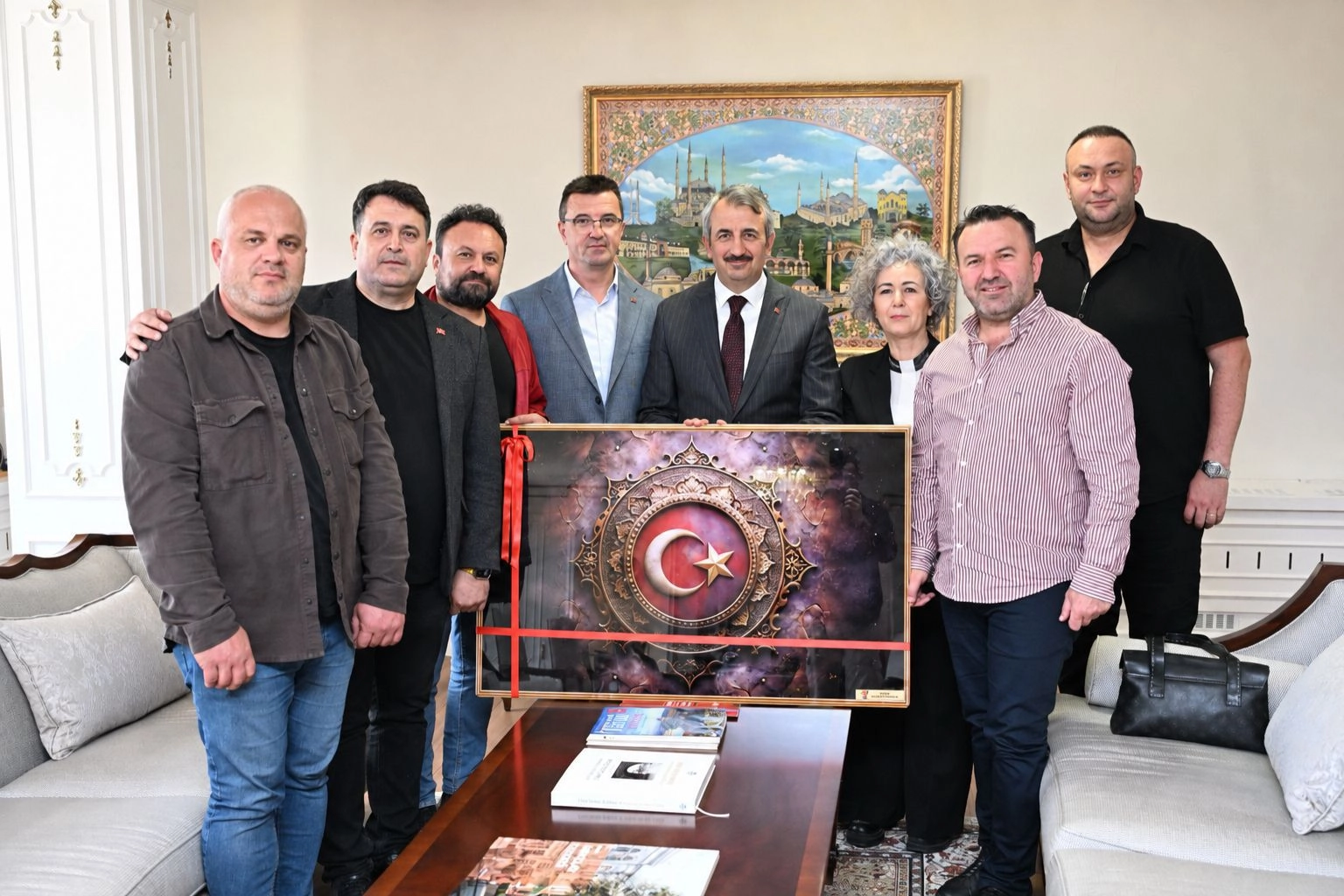Edirne Gazeteciler Derneği Başkanı Gökhan Tuzladan ve yönetim kurulu üyeleri, Edirne Valisi Yunus Sezer'i ziyaret etti.