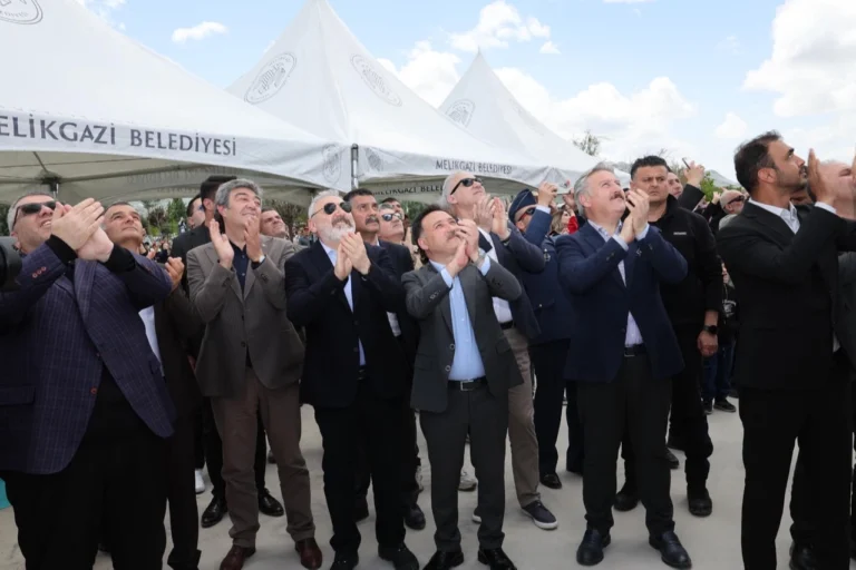 Melikgazi'de düzenlenen 2. Havacılık Festivali'nde gökyüzü ve havacılık tutkunları bir araya geldi.