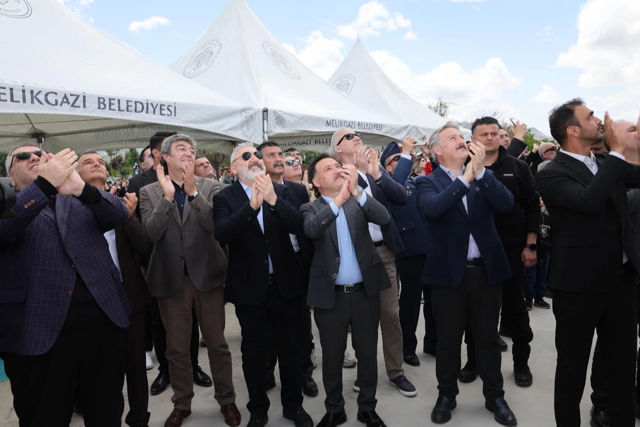 Melikgazi'de düzenlenen 2. Havacılık Festivali'nde gökyüzü ve havacılık tutkunları bir araya geldi.
