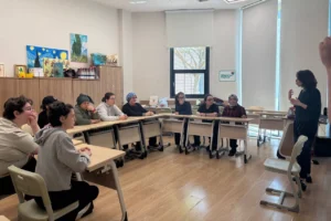 Sakarya'da özel gereksinimli gençlere güvenli yaşam becerileri kazandırılmasına yönelik eğitimlerden bir kesit.