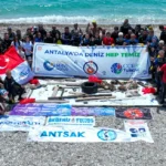 Antalya'da denizden çıkarılan 20 ton atıkla ilgili kıyı temizliği etkinliği