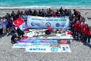Antalya'da denizden çıkarılan 20 ton atıkla ilgili kıyı temizliği etkinliği