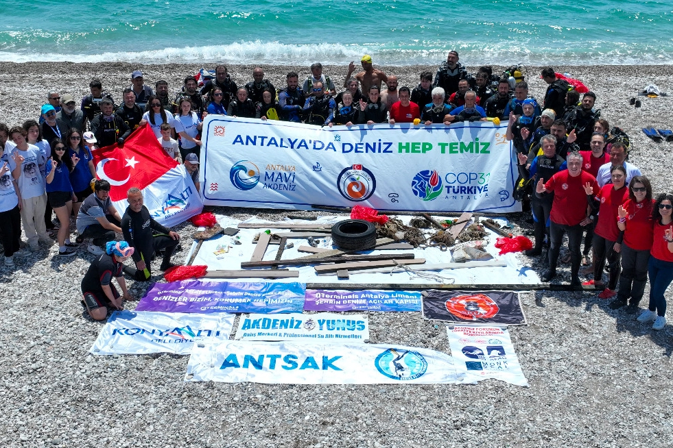 Antalya'da denizden çıkarılan 20 ton atıkla ilgili kıyı temizliği etkinliği