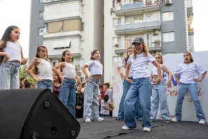 Bornova BELGEM Bahar Şenliği'nde öğrenciler ve Başkan Ömer Eşki