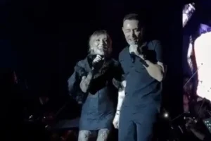 Mustafa Sandal ve Ziynet Sali konser sahnesinde düet yaparken