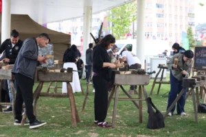 EnFest'te gençler ahşap ve deri atölyelerinde el sanatları üretiyor