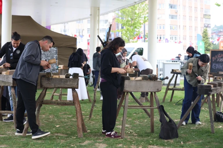 EnFest'te gençler ahşap ve deri atölyelerinde el sanatları üretiyor