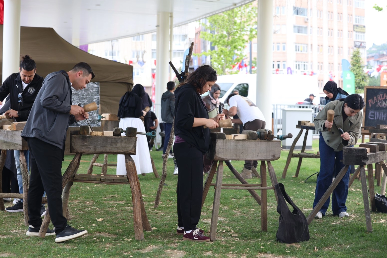 EnFest'te gençler ahşap ve deri atölyelerinde el sanatları üretiyor