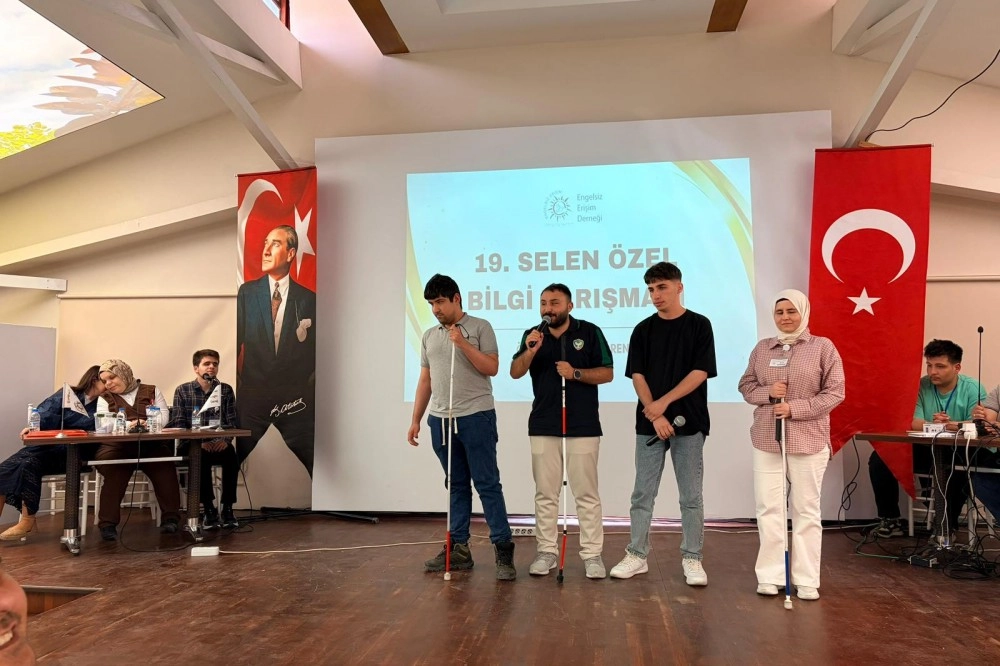 Eskişehir'de engelsiz bilgi yarışması katılımcıları ve ödül töreni