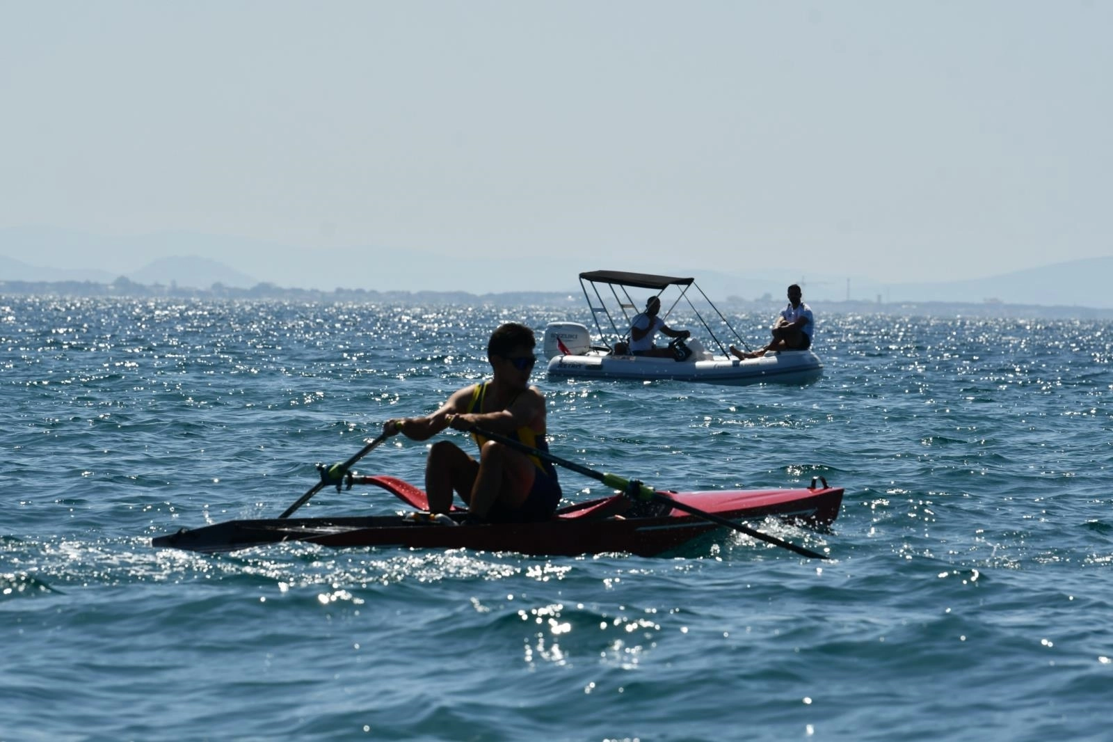 Balıkesir Ayvalık'ta 19 Mayıs Gençlik ve Spor Bayramı kapsamında düzenlenen kürek ve triatlon yarışlarından genel görünüm.