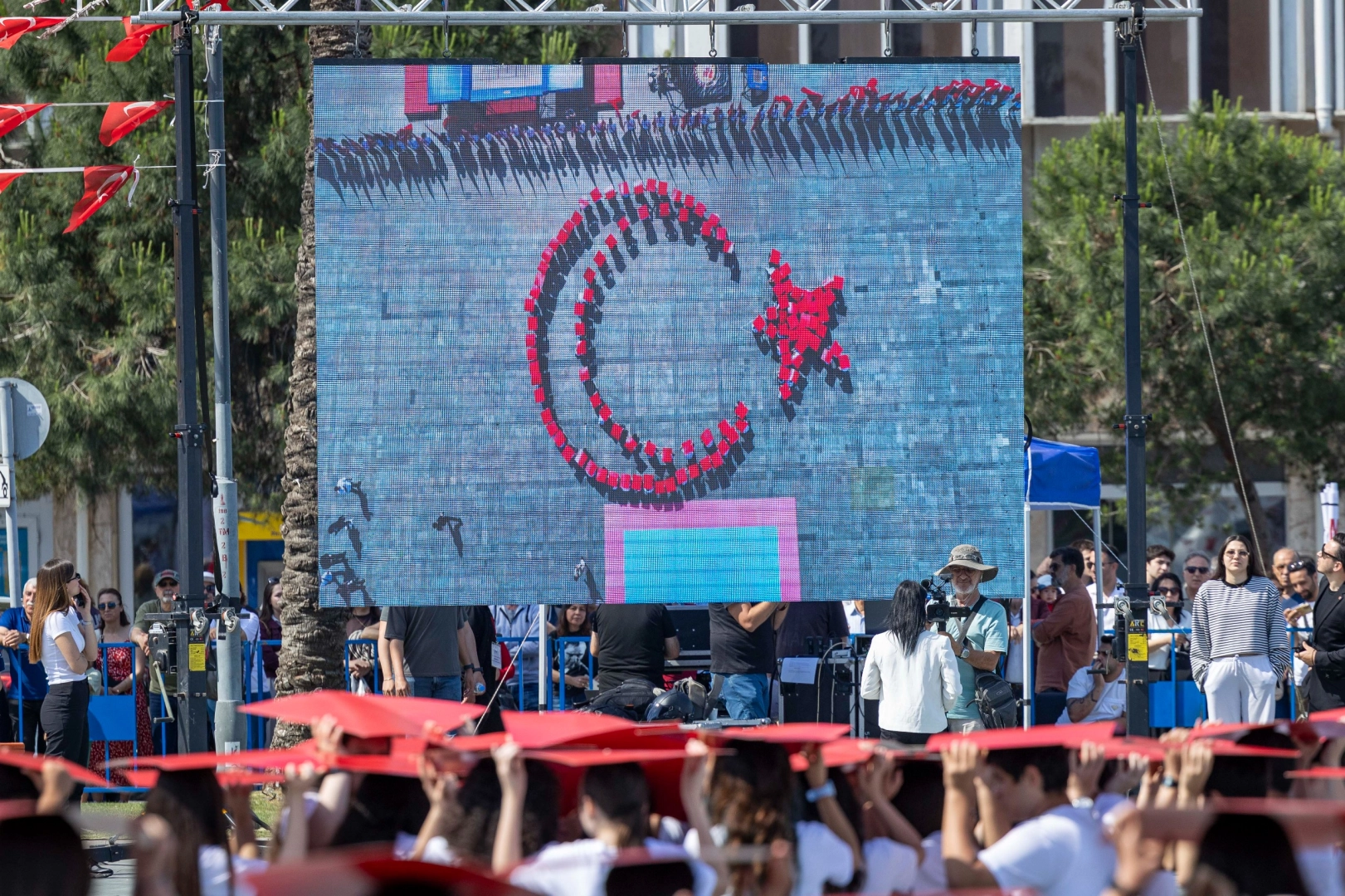 İzmir'de 19 Mayıs Atatürk'ü Anma, Gençlik ve Spor Bayramı coşkusu.
