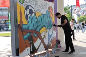 Kocaeli EnFest'te gençlerin grafiti duvarına renkli boyalarla çizim yaparken çekilmiş fotoğrafı