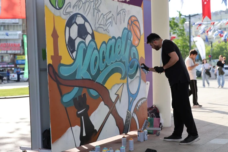 Kocaeli EnFest'te gençlerin grafiti duvarına renkli boyalarla çizim yaparken çekilmiş fotoğrafı
