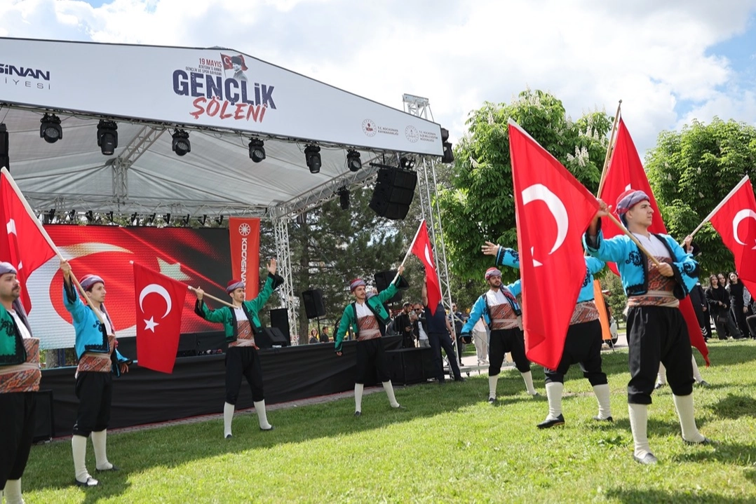 Kocasinan Gençlik Şöleni'ne katılan gençler ve Belediye Başkanı Ahmet Çolakbayrakdar