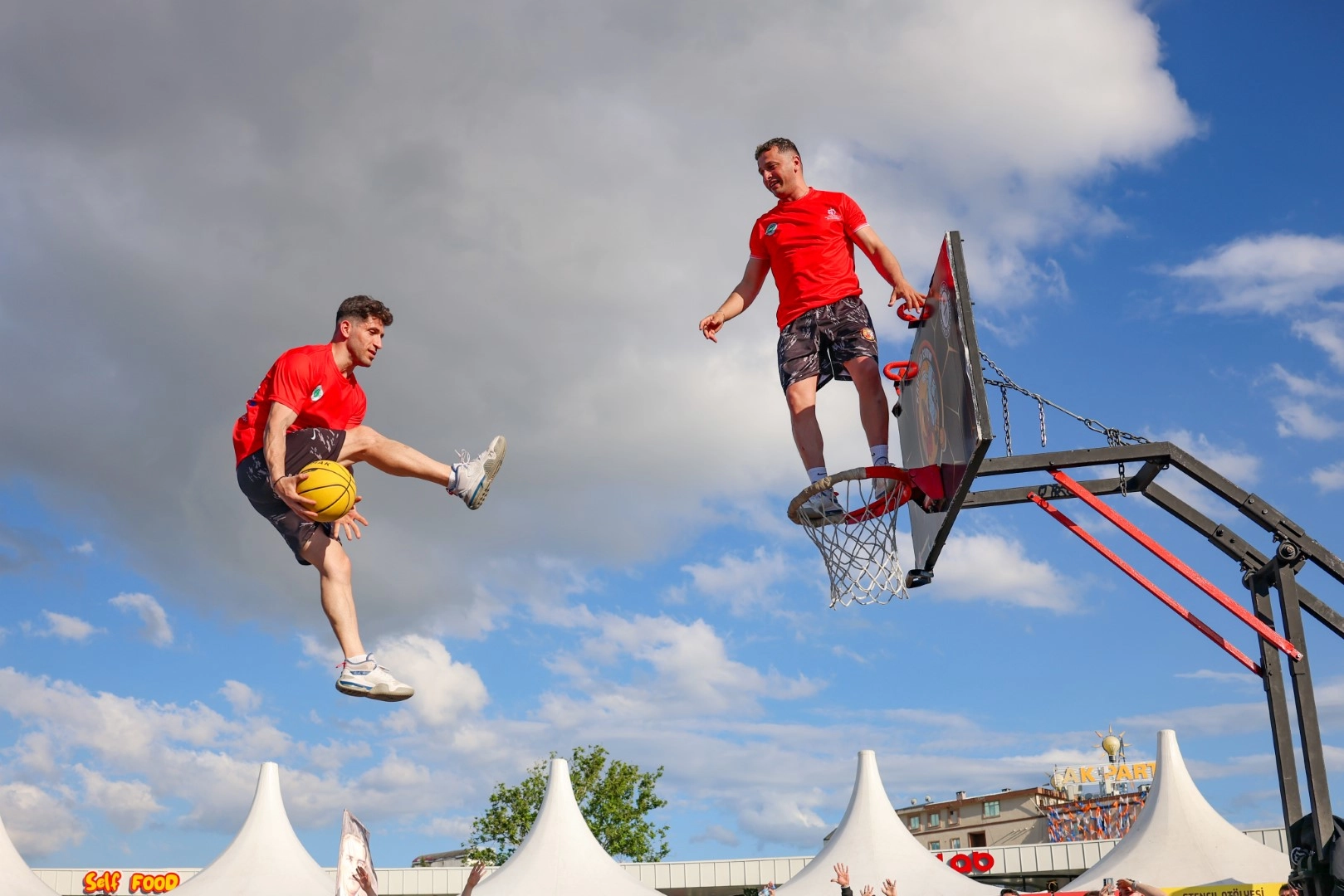 Kocaeli EnFest'te Karizma Show basketbol ekibinin akrobatik smaç gösterisi.