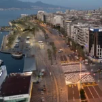 İzmir Karşıyaka'da tarihi motiflerle süslenmiş yükseltilmiş yaya platformu