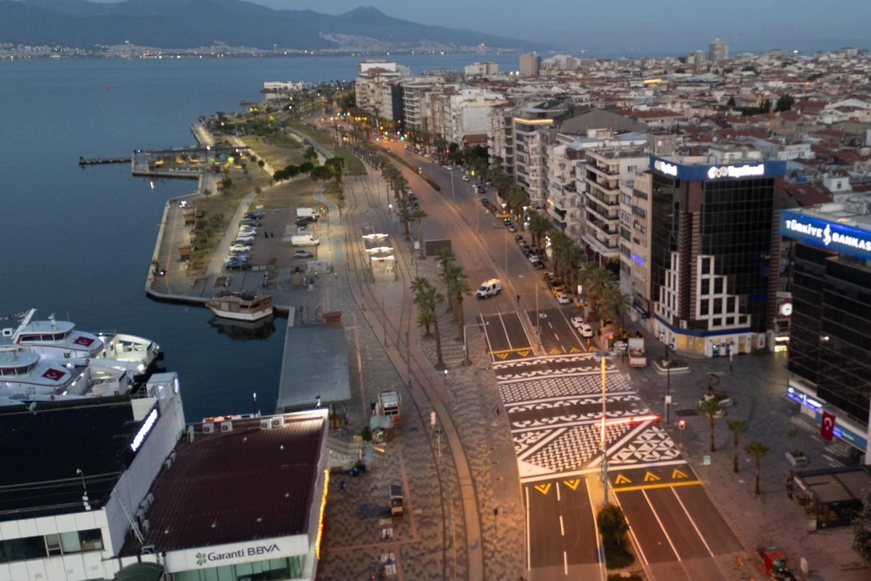 İzmir Karşıyaka'da tarihi motiflerle süslenmiş yükseltilmiş yaya platformu