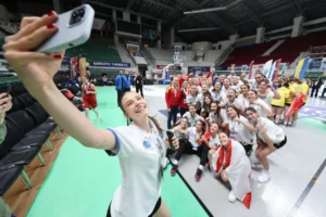 Bursa'da düzenlenen U16 Kızlar Basketbol Turnuvası'nda kardeşlik ruhu ön plandaydı.
