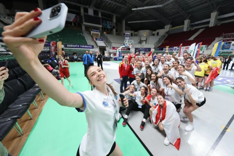Bursa'da düzenlenen U16 Kızlar Basketbol Turnuvası'nda kardeşlik ruhu ön plandaydı.