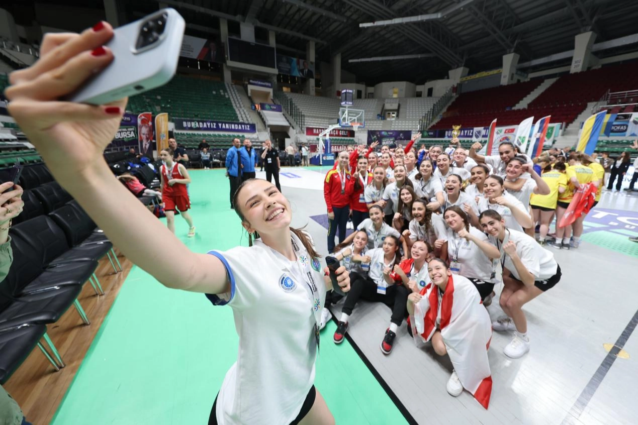 Bursa'da düzenlenen U16 Kızlar Basketbol Turnuvası'nda kardeşlik ruhu ön plandaydı.