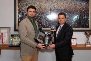 Osmangazi Belediye Başkanı Erkan Aydın, Bursaspor Kulübü Başkanı Enes Çelik'i ziyaret etti.