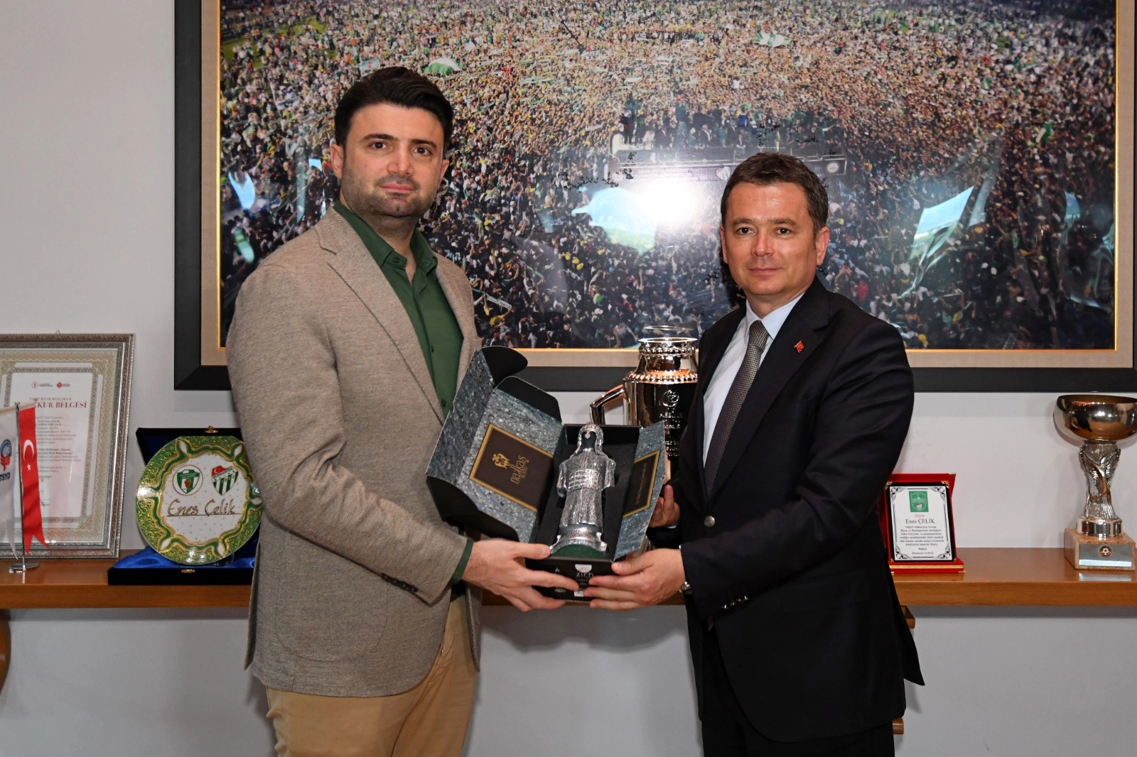 Osmangazi Belediye Başkanı Erkan Aydın, Bursaspor Kulübü Başkanı Enes Çelik'i ziyaret etti.