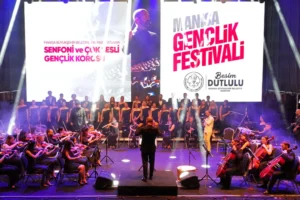 Manisa Gençlik Festivali'nde senfoni orkestrası ve koro konseri