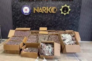 İstanbul'da polis tarafından gerçekleştirilen narkotik operasyonunda ele geçirilen sentetik uyuşturucu haplar ve silah