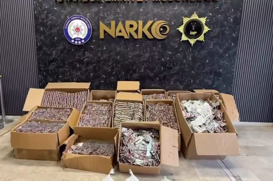 İstanbul'da polis tarafından gerçekleştirilen narkotik operasyonunda ele geçirilen sentetik uyuşturucu haplar ve silah